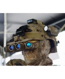 Lunettes De Vision Nocturne Sur Casque Militaire Isolé Sur Fond