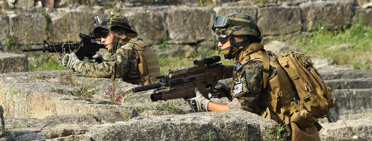 Portrait De Joueur D'airsoft Dans Un équipement Professionnel En